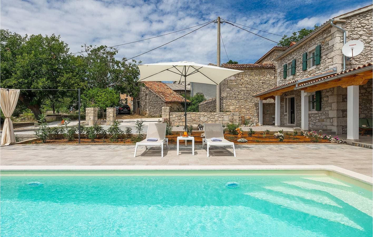 Foto 11 von 37: Gemütliche Ferienwohnung mit Pool und WLAN in der Nähe des Flusses und von Restaurants
