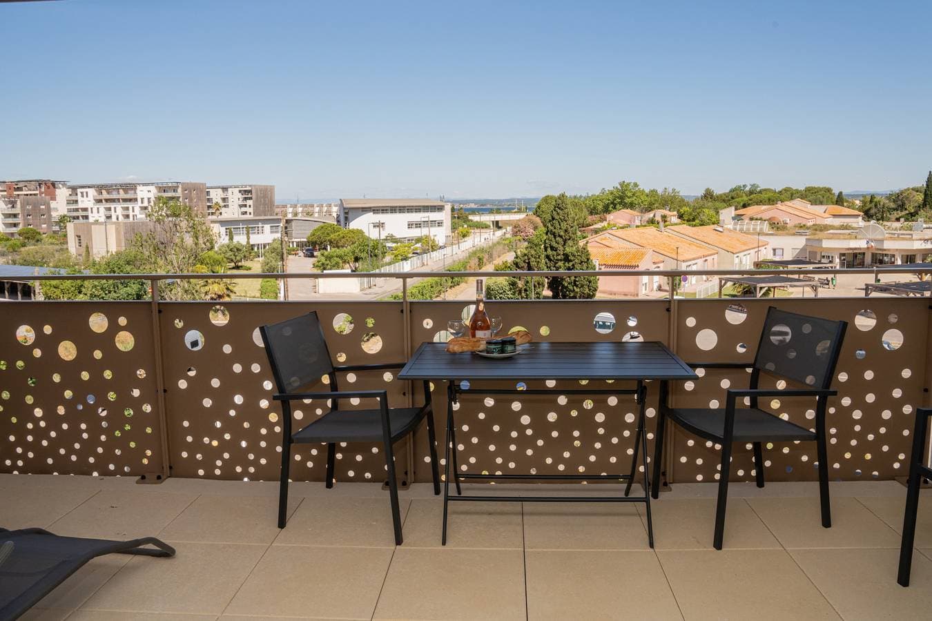 Foto 3 von 23: Sète, Confortable T2 avec terrasse, parking & vue