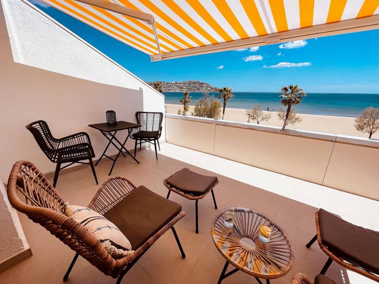 Foto 2 von 36: ¡Encantador apartamento en alquiler en Roses, Costa Brava! A 0 metros de la playa. Disfruta de la piscina comunitaria y las vistas al mar.
