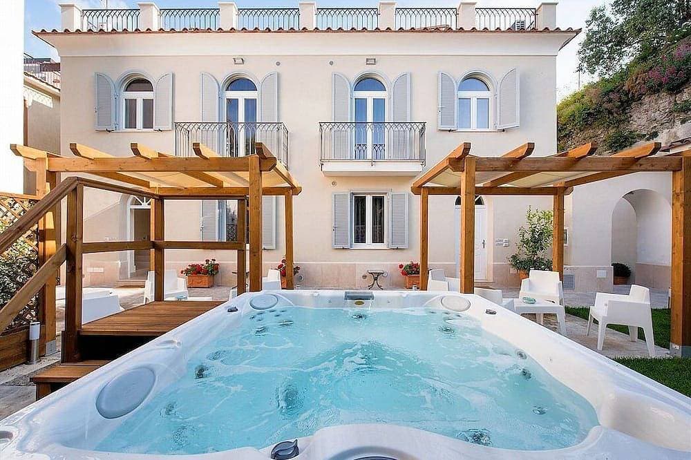Villa Elicona A: A welcoming apartment situated in a central location, at a short distance from the ... 1