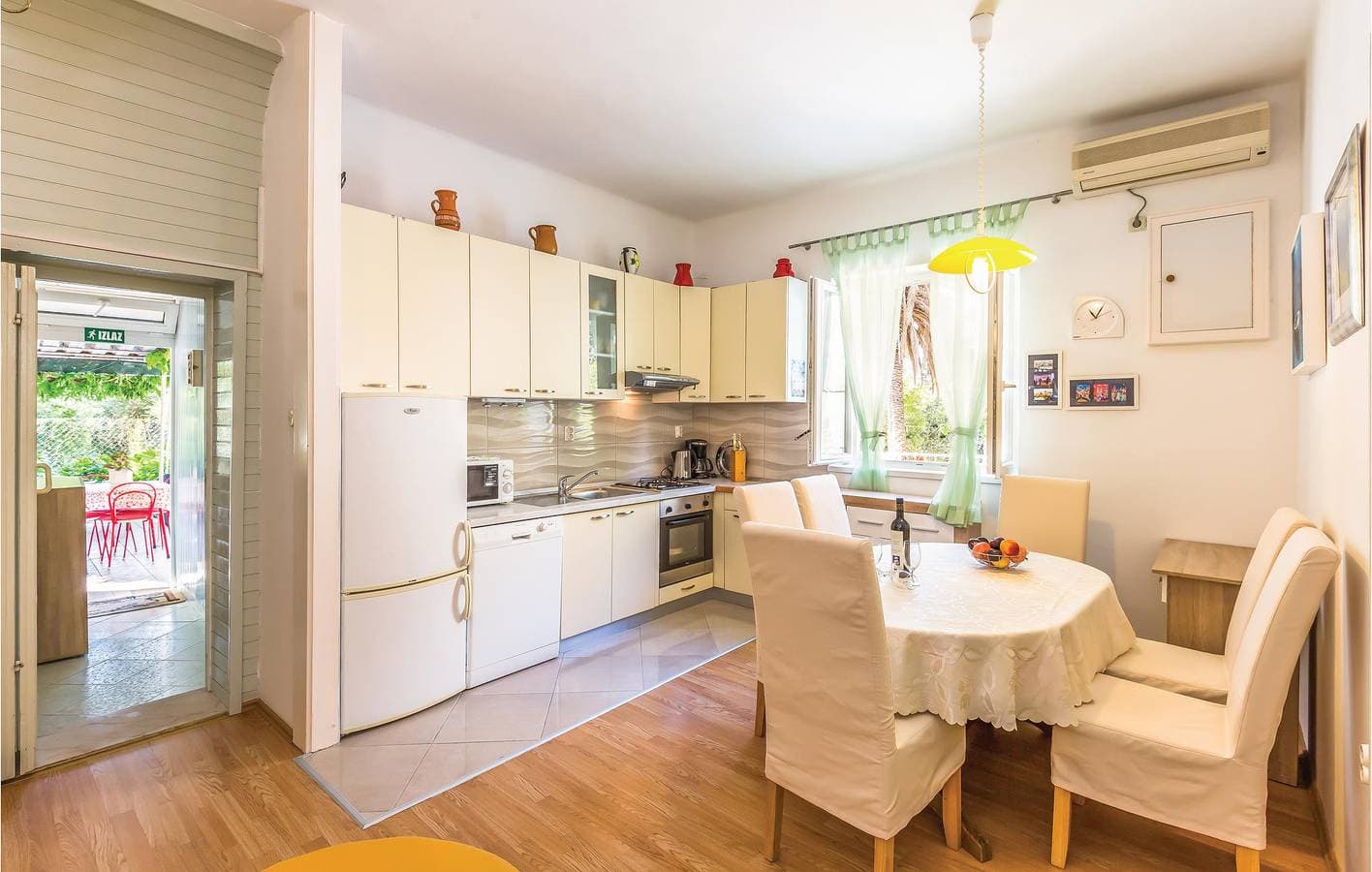 Foto 11 von 24: Gemütliche Ferienwohnung mit Terrasse in der Nähe der Küste von Makarska und mit Restaurants