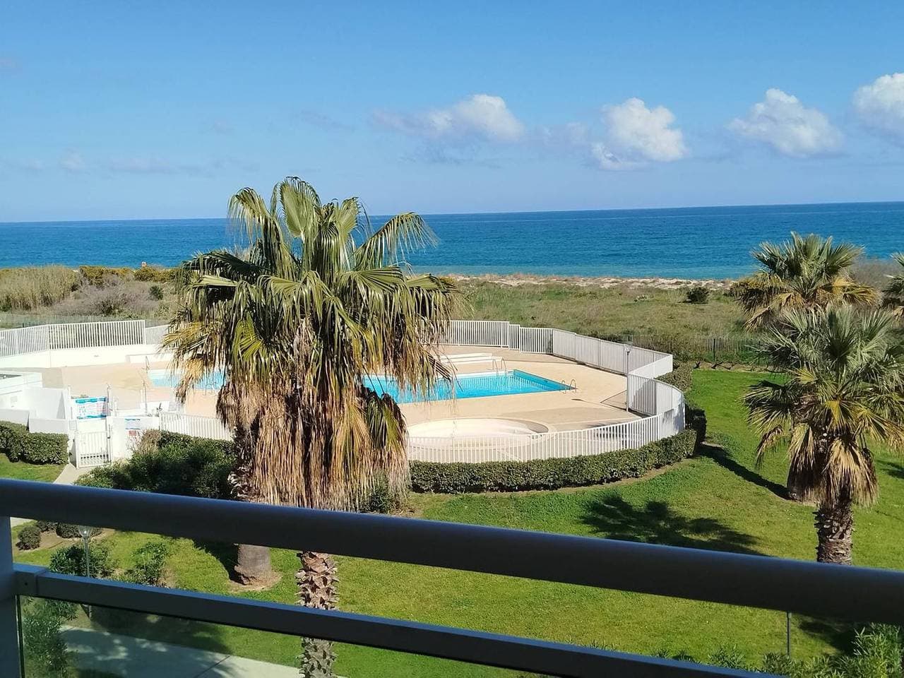 Foto 2 von 28: Splendid sea view for this T2 in residence with swimming pool