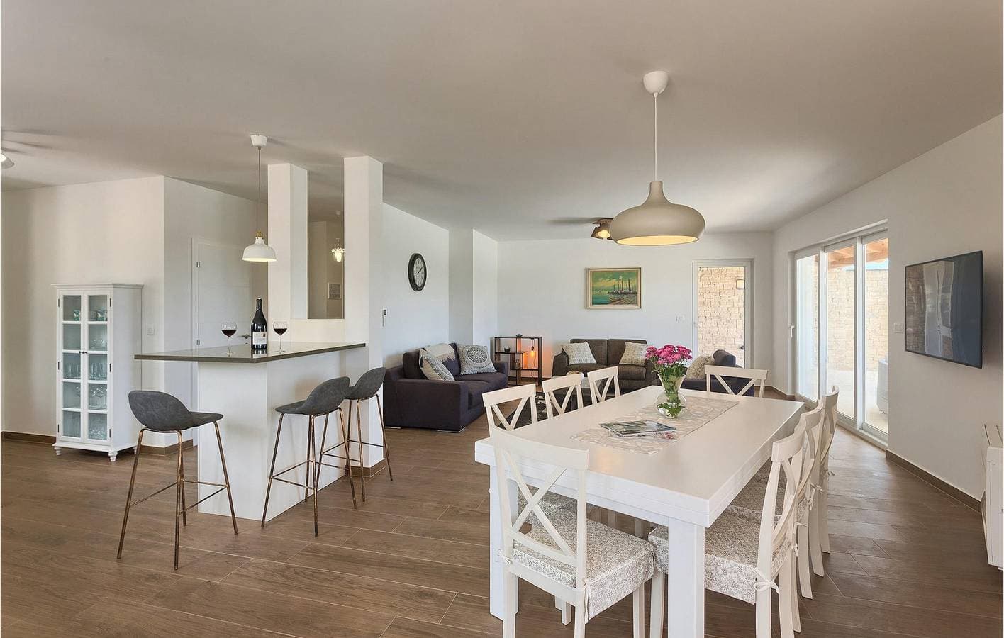 Foto 6 von 59: Moderne 180 m² große Wohnung mit Pool, WLAN und Parkplatz in der Nähe von Restaurants und dem Stadtzentrum