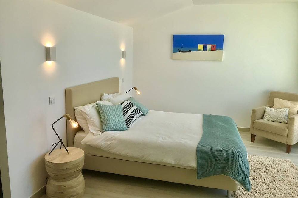 Foto 4 von 30: Stunning Villa with Private Pool Sea Views and Walk to Beach