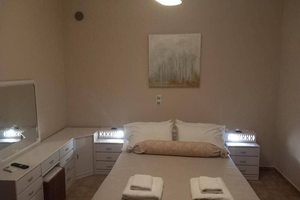 Foto 4 von 9: Elegant Accommodations: Giannis Villa in Skinés offers a spacious villa.