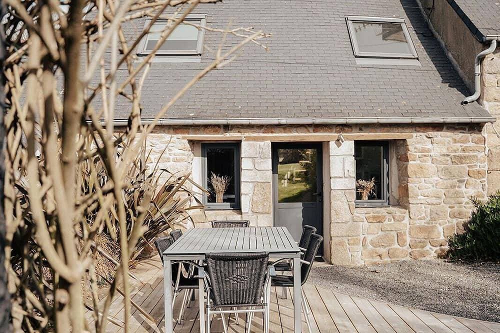 Stone farmhouse for 4 people with heated swimming pool 1