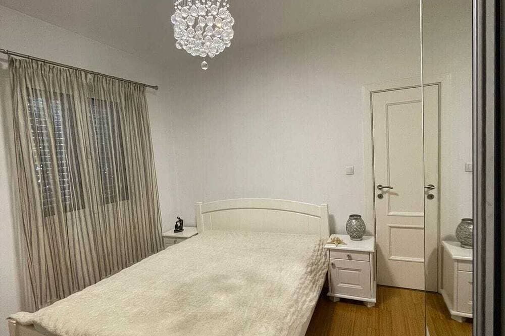 Foto 4 von 10: Modern Classic 2-Bedroom Apartment in Donja Lastva