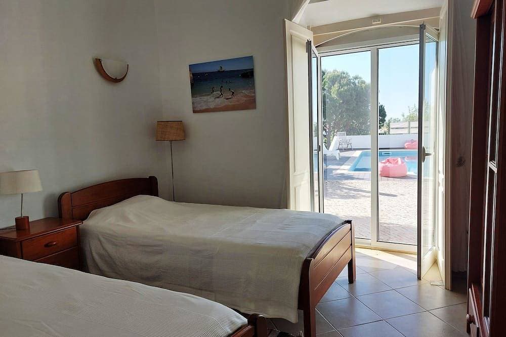 Foto 4 von 30: Haus am Hang, Meerblick, privater Pool, großer angelegter Garten