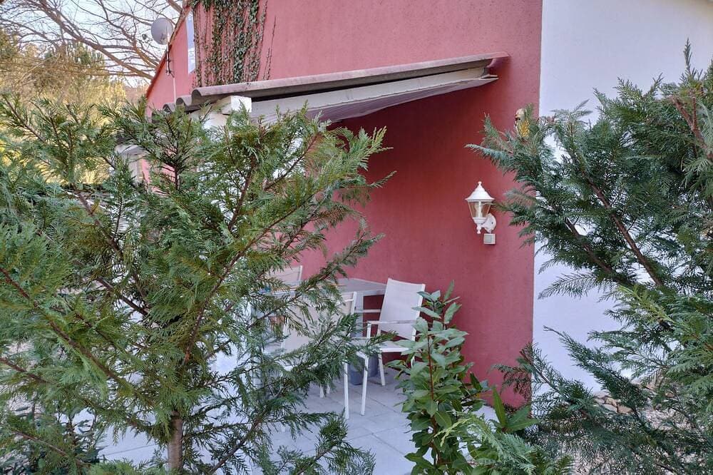 Foto 9 von 16: Hütte Rosmarin: in einem grünen unter der Mittagssonne entfernt.