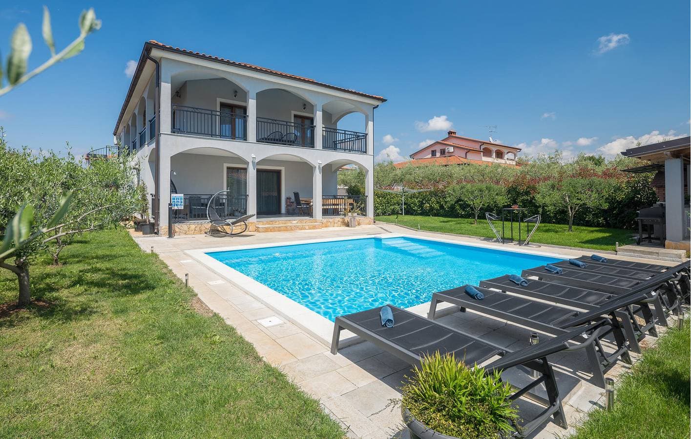 Foto 4 von 29: Modernes Apartment mit Pool und Terrasse, 2 km vom Stadtzentrum von Kadumi entfernt