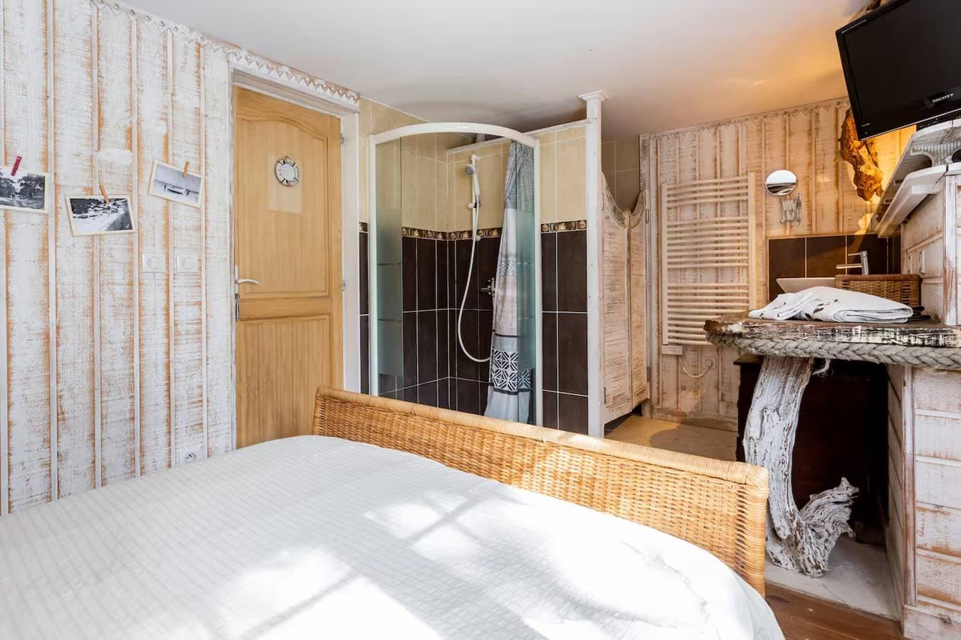 Foto 5 von 20: La Cabane de Bébert: Gästezimmer 'Marie En Lys' mit gemeinsamer Terrasse und WLAN
