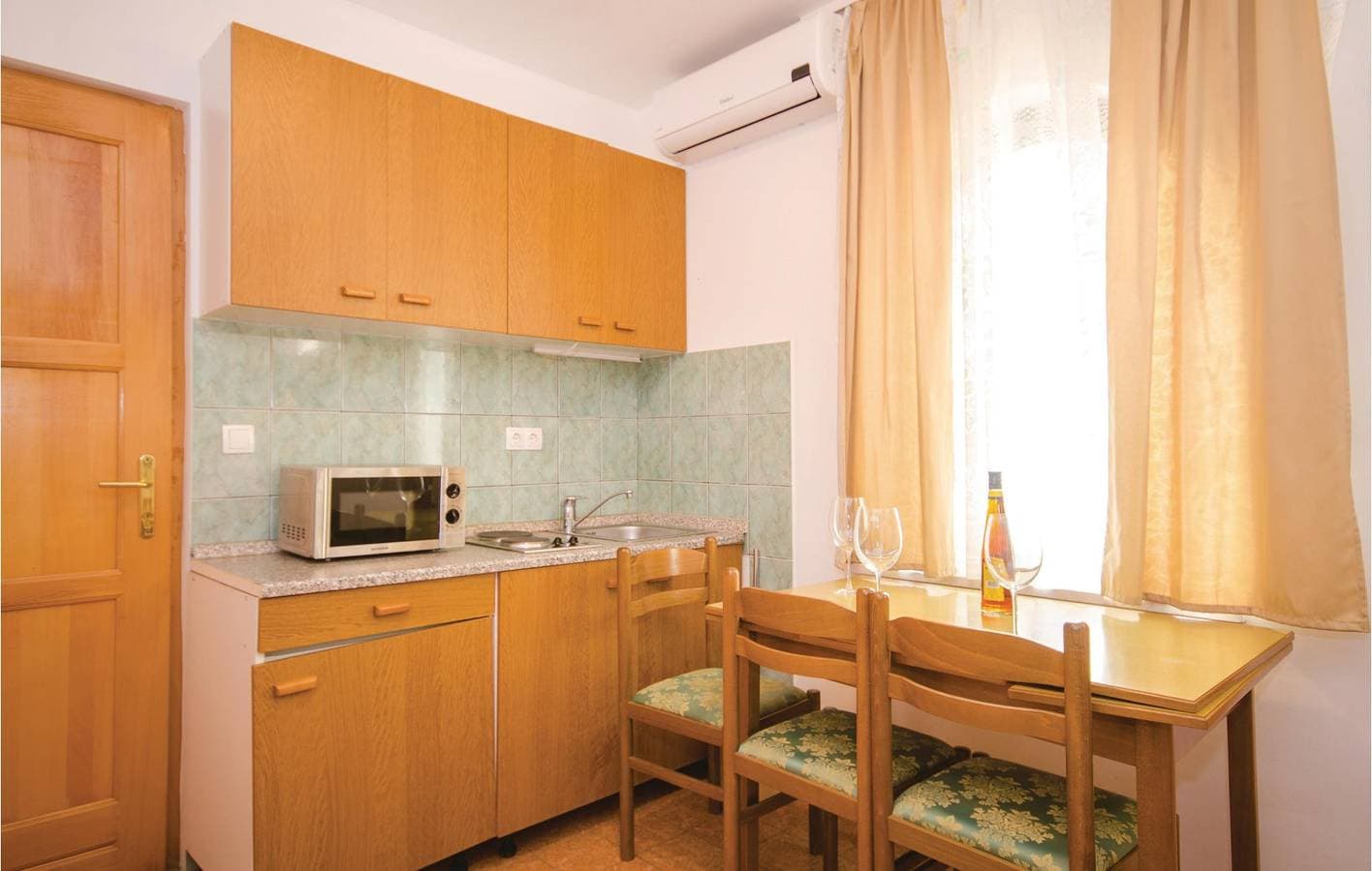 Foto 9 von 17: Gemütliche Ferienwohnung mit Terrasse, Parkplatz und WLAN in der Nähe des Strandes Uvala Bočići