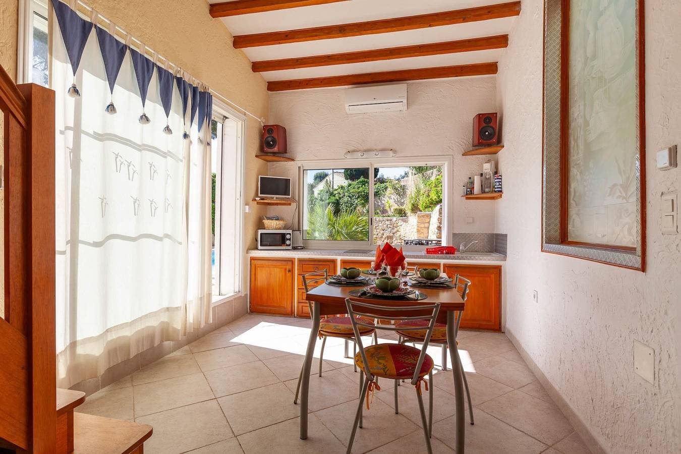 Foto 5 von 20: Loft 'Grand loft avec mezzanine, piscine et climatisation à Cassis'