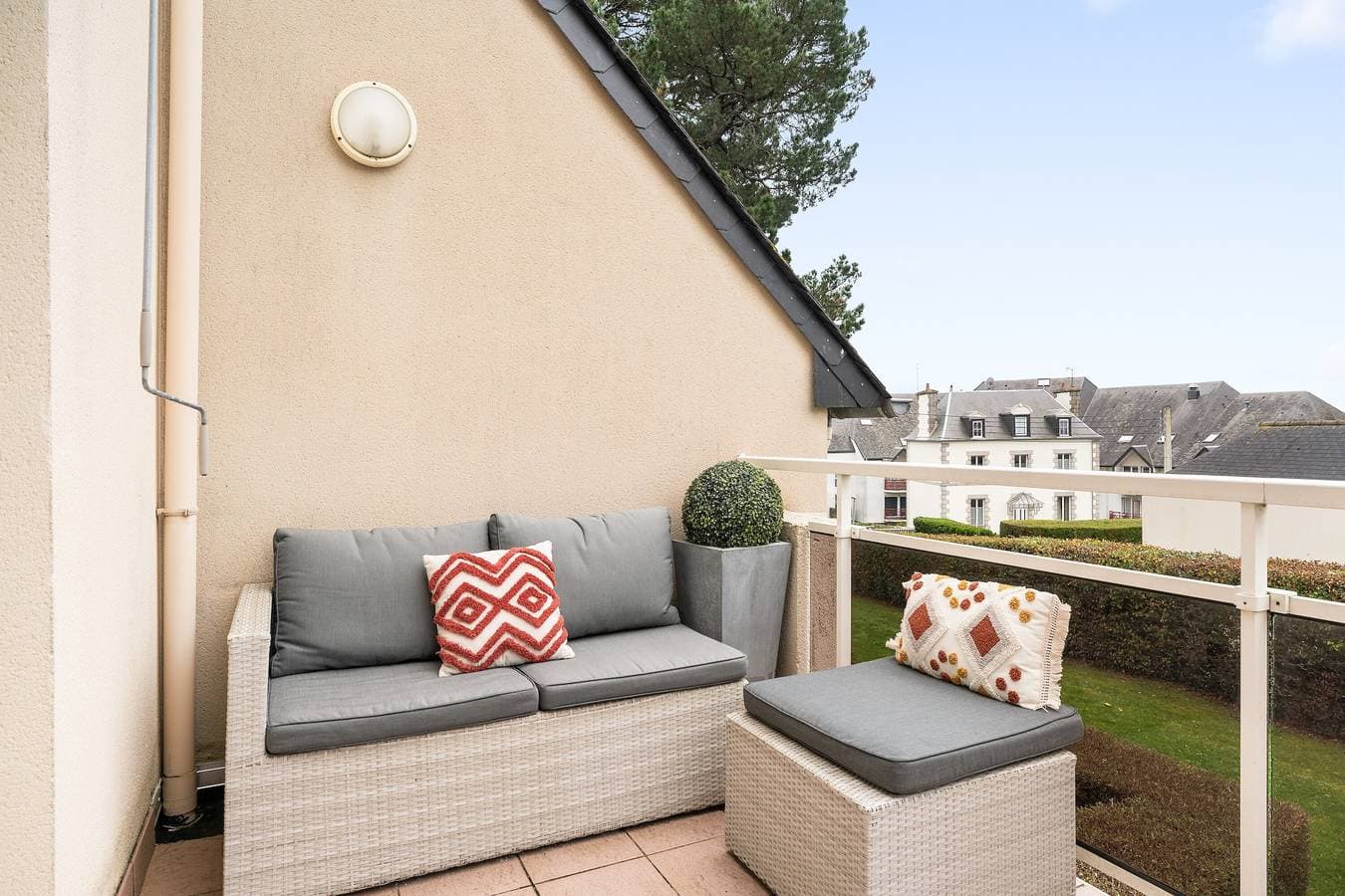 Foto 3 von 20: Apartment 'L'Escale Du Bord De Rance' mit Flussblick, privater Terrasse und WLAN