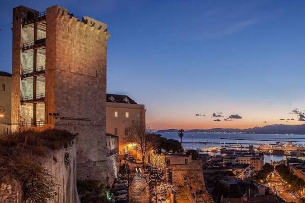 Martini Time, panoramic terrace on the castle walls 1