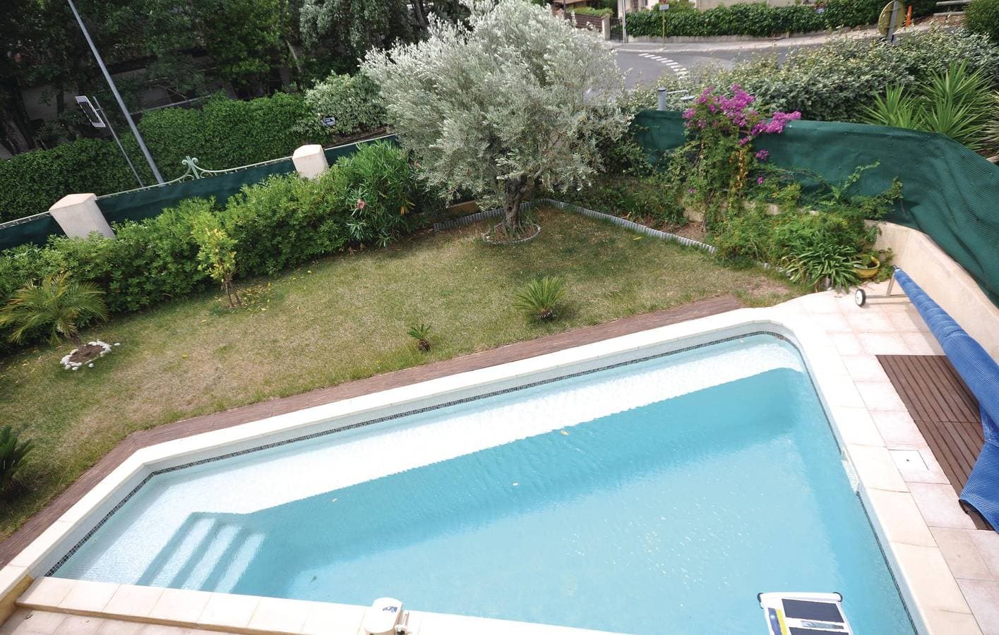 Foto 12 von 23: Moderne 2BR Apartment w / Pool, Parkplatz & Terrasse!