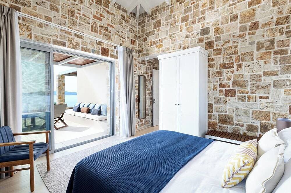 Foto 2 von 15: Sea view 2-bedroom villa in lovely Meganis with WiFi, AC