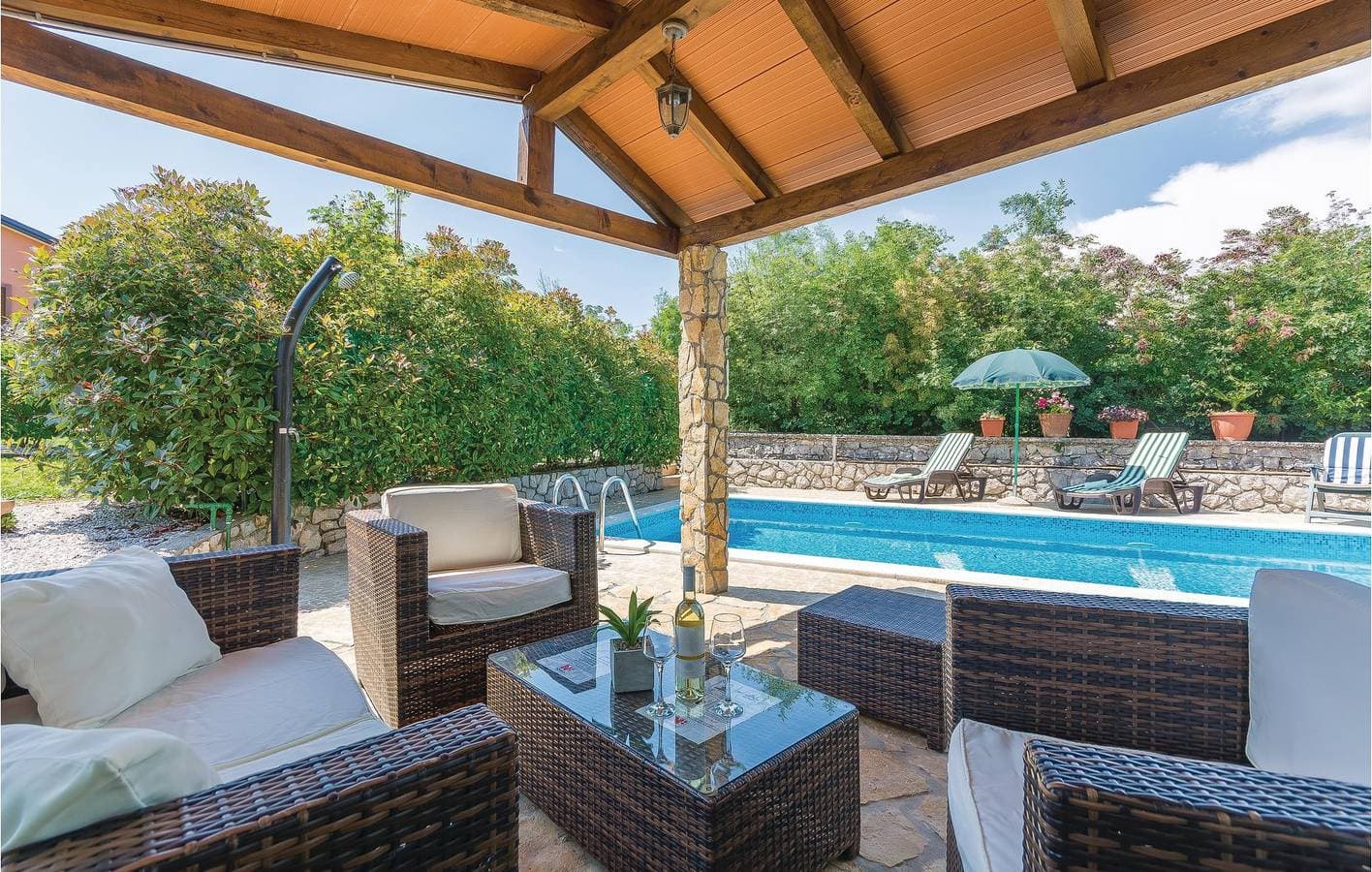Foto 6 von 35: Geräumige 130 m² große Wohnung mit Pool, WLAN und Parkplatz in der Nähe von Sehenswürdigkeiten
