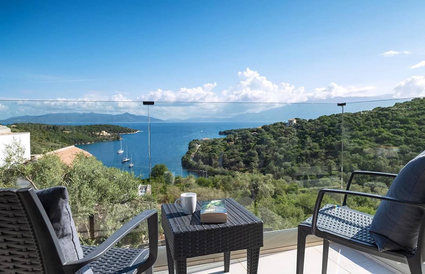 Foto 11 von 21: Stylish Contemporary Villa with Sea Views near Vathy Tavernas