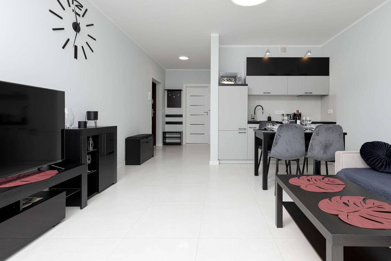 Foto 12 von 26: Spacious Apartment | Balcony | Private Parking
