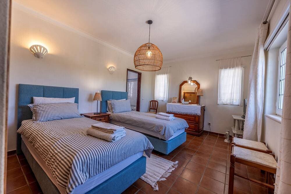 Foto 3 von 27: A south-facing, Mediterranean-style villa on 2 levels, walled and gated in a tranquil country setting, yet only 10 minutes from the popular historic, seafront city of Lagos in the Western Algarve