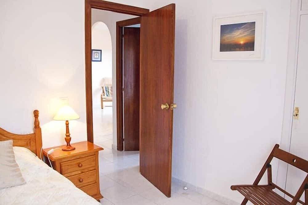 Foto 5 von 25: Geräumiges, sonniges Apartment mit Meerblick in Garten mit einem großen Pool