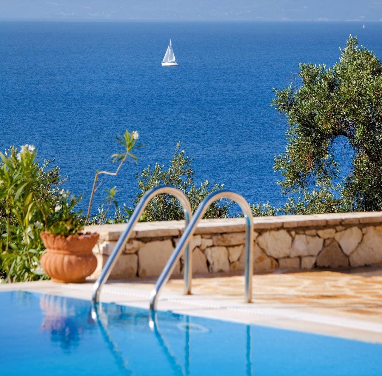 Foto 3 von 32: Beautiful Family Villa with Sea Views & Shaded Terraces near Beach