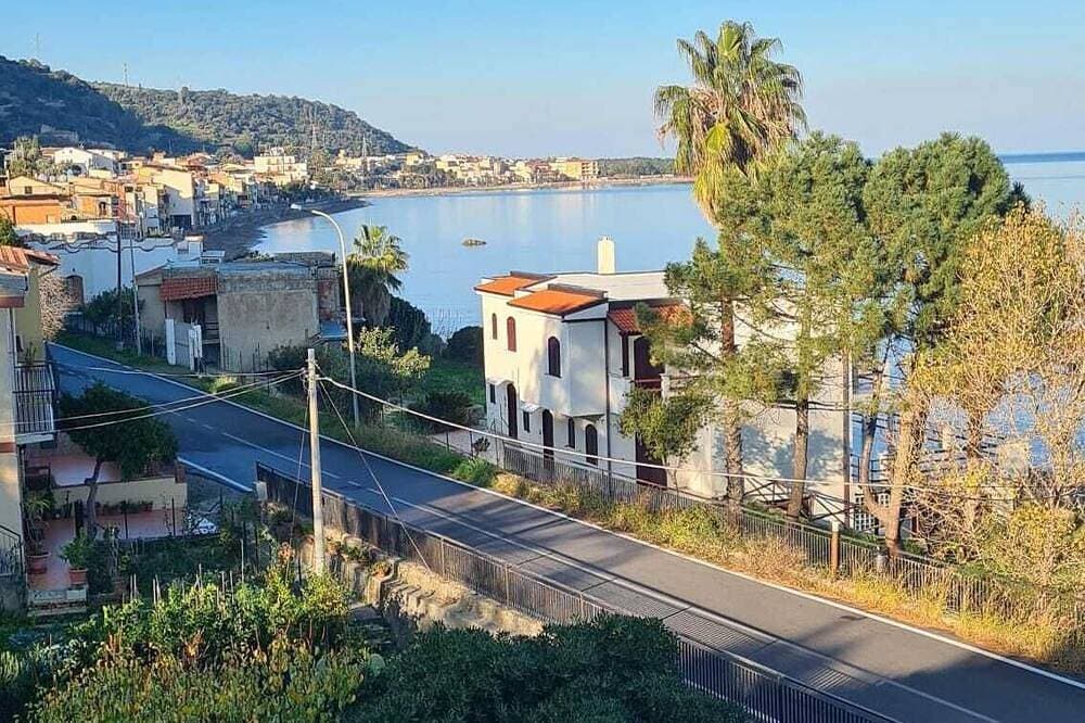 Renovated two-bedroom apartment, parking space, by the sea. 1
