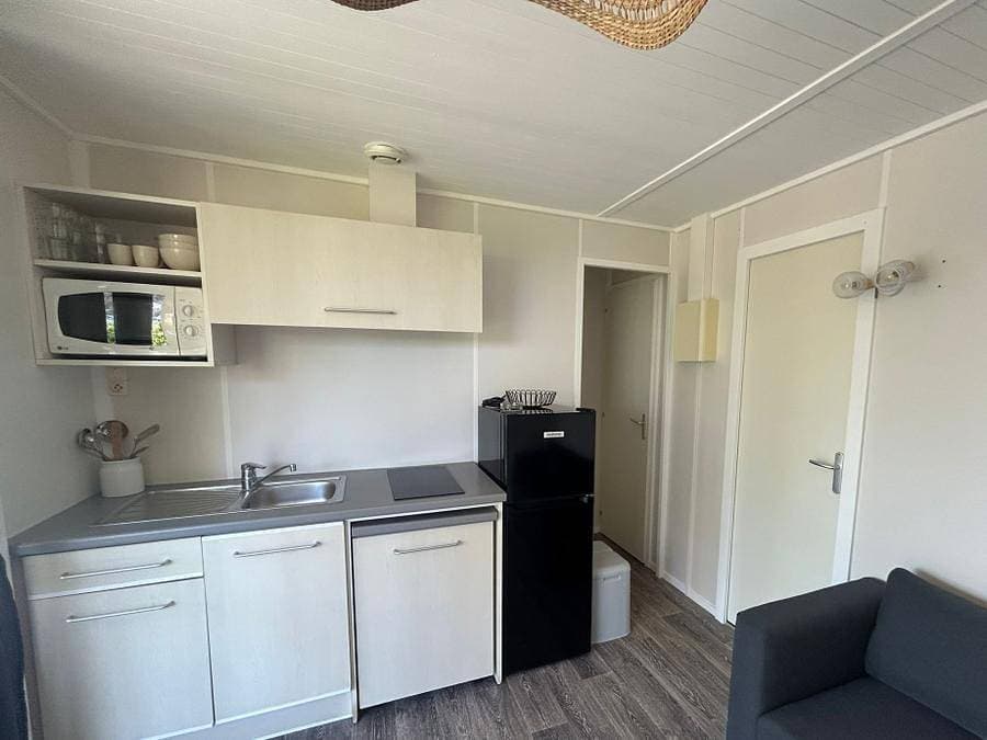 Foto 6 von 18: Camping Versants (anciennement Parc des Chênes) - Chalet 4 personen - Klimaanlage - TV - Bettwäsche - Handtücher