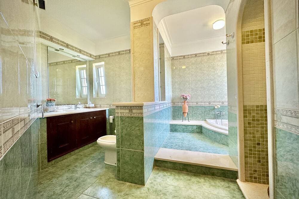 Foto 8 von 27: A south-facing, Mediterranean-style villa on 2 levels, walled and gated in a tranquil country setting, yet only 10 minutes from the popular historic, seafront city of Lagos in the Western Algarve