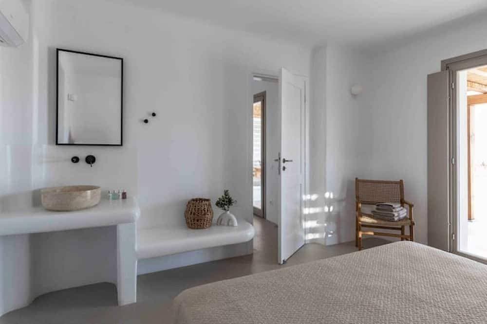 Foto 3 von 30: Cozy Mykonos villa with heated pool and jacuzzi!