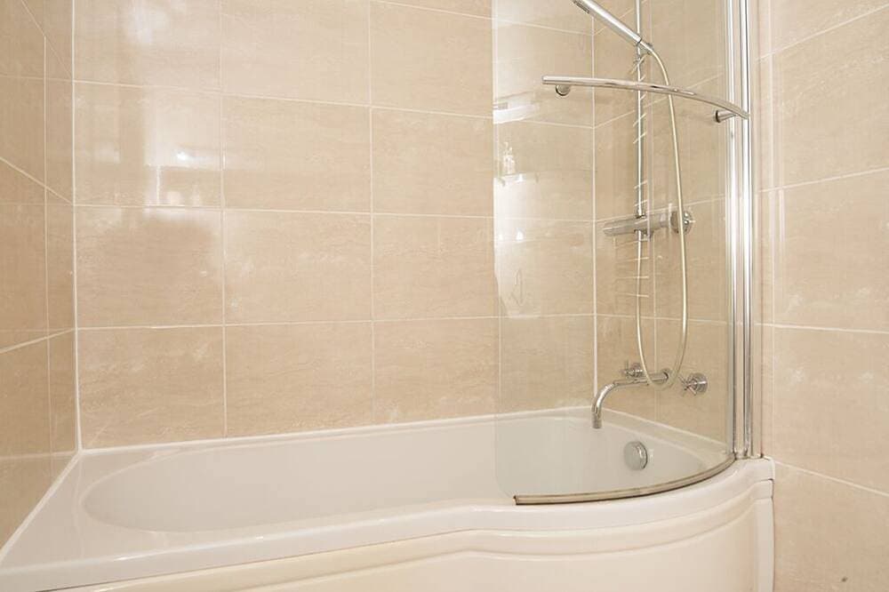 Foto 4 von 18: Ein luxuriöses Selbstversorger-Rückzug für zwei, mit Innenpool und Whirlpool.