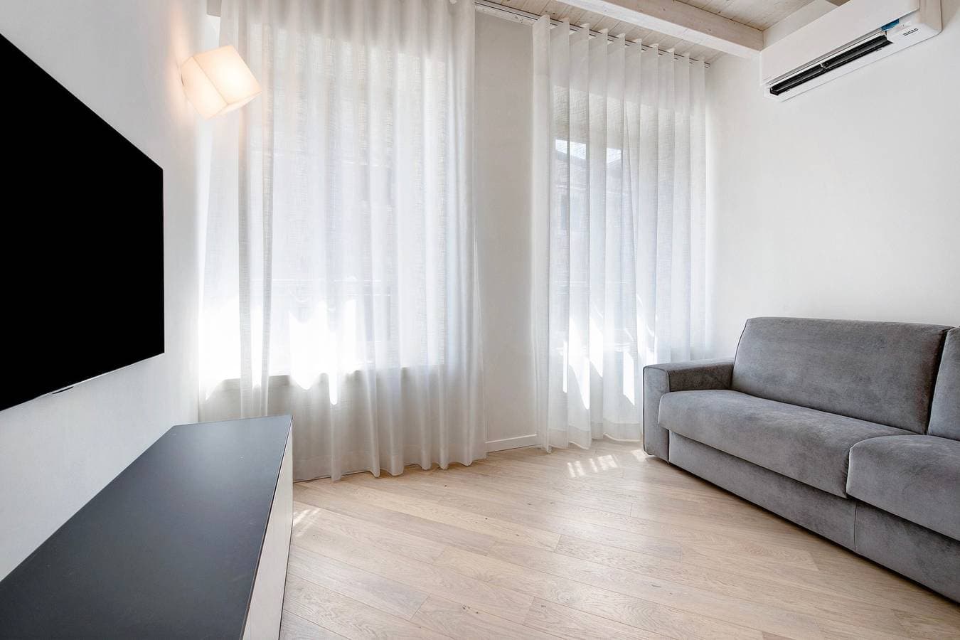 Foto 11 von 29: Ferienwohnung 'Flat 1' mit Seeblick, WLAN und Klimaanlage