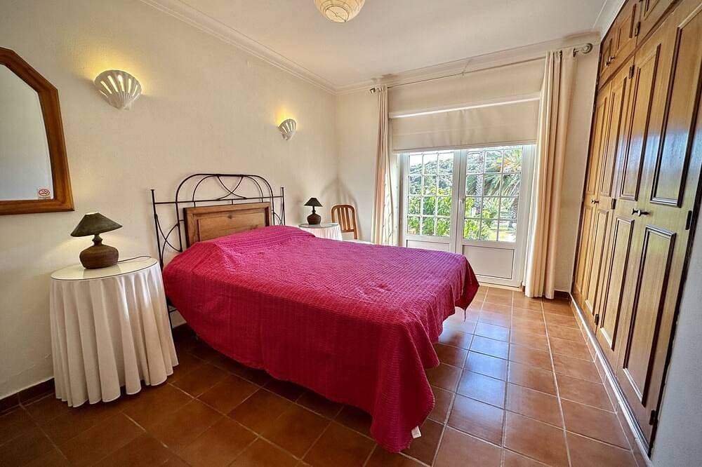 Foto 4 von 27: A south-facing, Mediterranean-style villa on 2 levels, walled and gated in a tranquil country setting, yet only 10 minutes from the popular historic, seafront city of Lagos in the Western Algarve