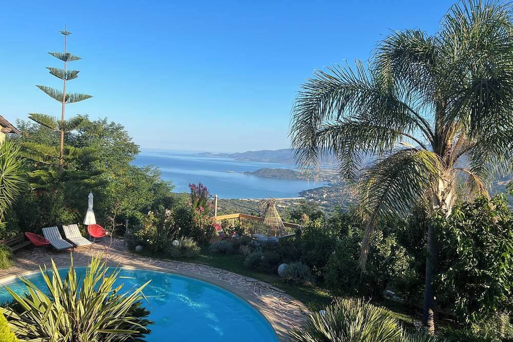 Foto 13 von 30: Kleine Paradiesecke, Panoramablick auf das Meer und die Berge, privater Pool,