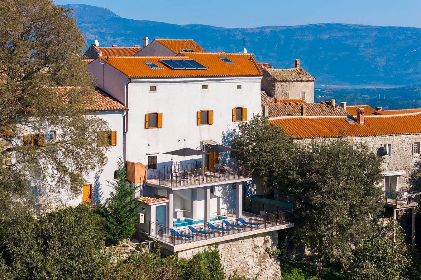 Foto 4 von 37: Modernes Apartment mit Panoramablick, Pool - inmitten von historischem Zentrum