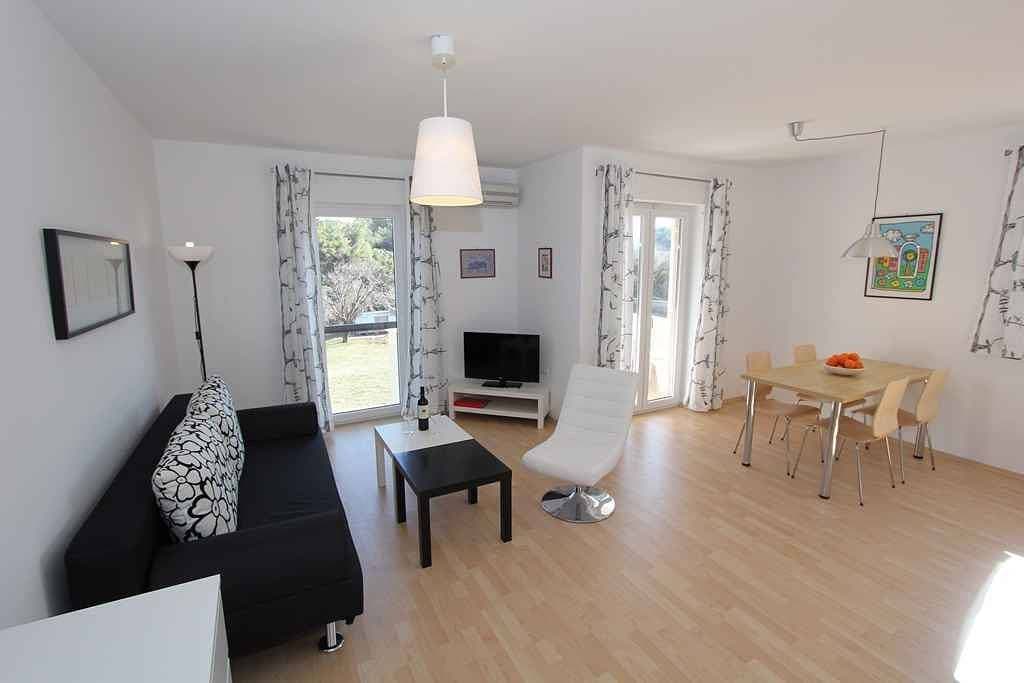 Foto 7 von 21: Ferienwohnung mit Balkon und Klimaanlage