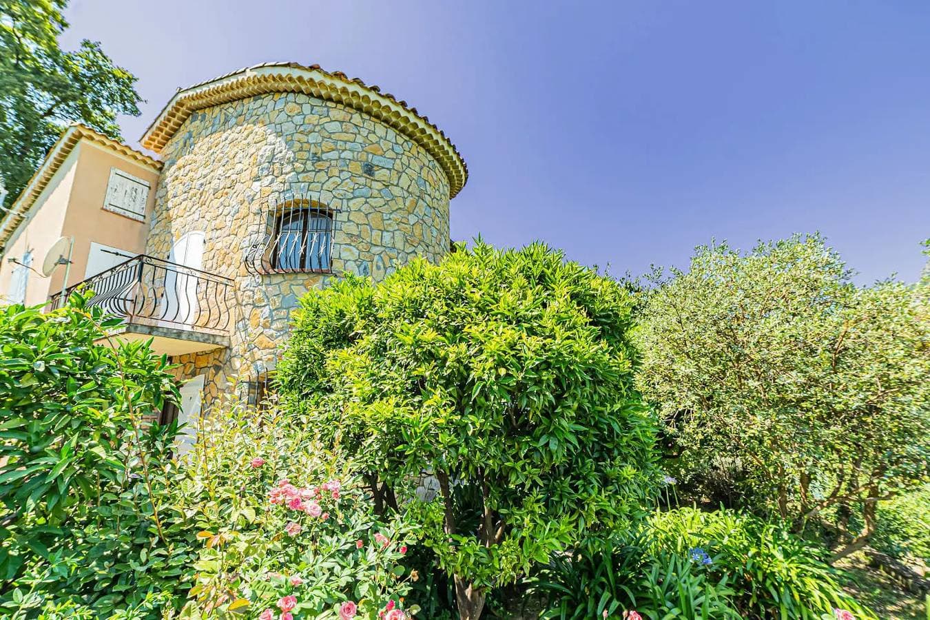 Foto 3 von 9: Ferienwohnung 8 Personen 3 Schlafzimmer mit Garten und Terrasse