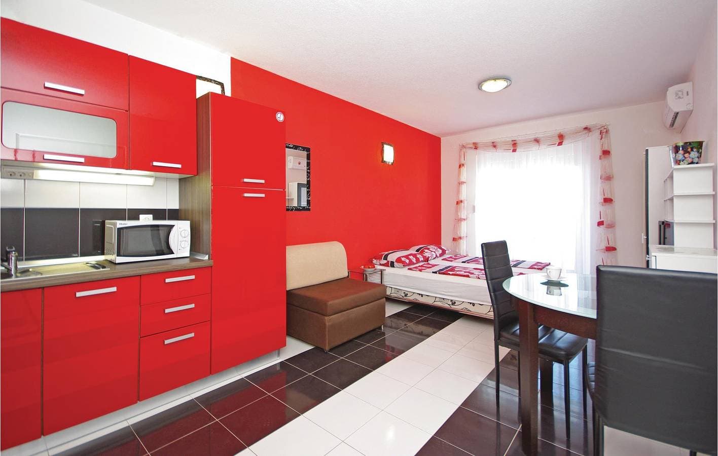 Foto 7 von 18: Gemütliche Ferienwohnung mit WLAN und Terrasse, 800 m von der Küste in Makarska entfernt