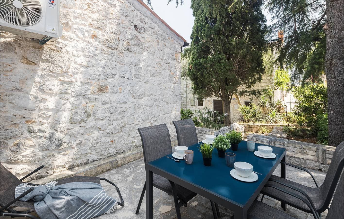 Foto 6 von 23: Gemütliche Ferienwohnung mit Terrasse, 2 km vom Strand entfernt – WLAN und Klimaanlage inklusive
