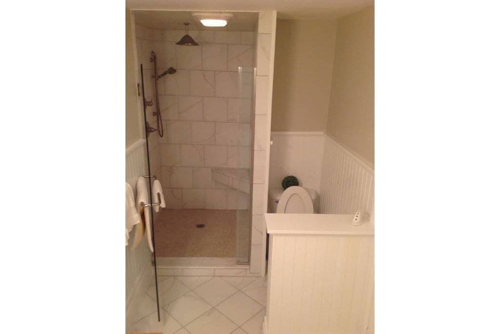 Foto 2 von 32: Seeblick-Suite mit Fensterfront nach Süden, großes Kingsize-Bett, eigenes Bad