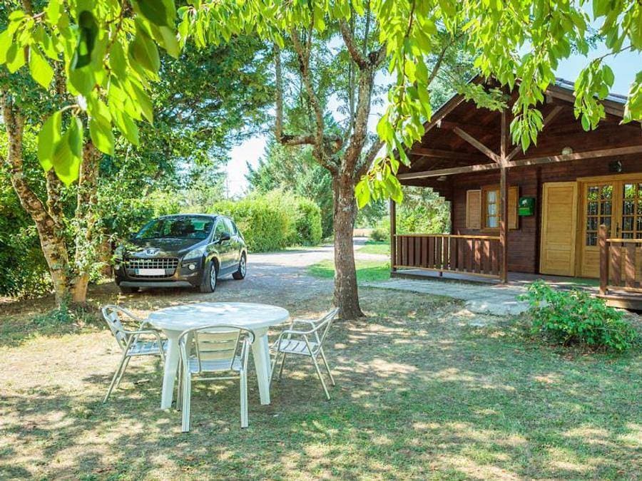 Foto 2 von 45: Les Chalets De Fiolles - Chalet 4 personen - Chalet Pmr Confort - 1 Schlafzimmer - Klimaanlage - TV - BBQ - Reinigung* - 35m2 + überdachte Terrasse von 14m2