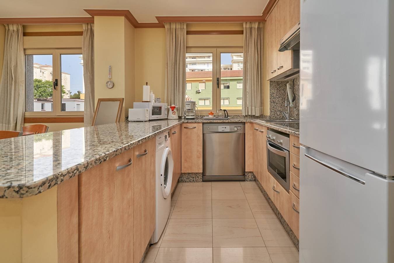 Foto 7 von 29: Apartment "Mediterráneo El Real" mit Bergblick, Gemeinschaftspool und WLAN