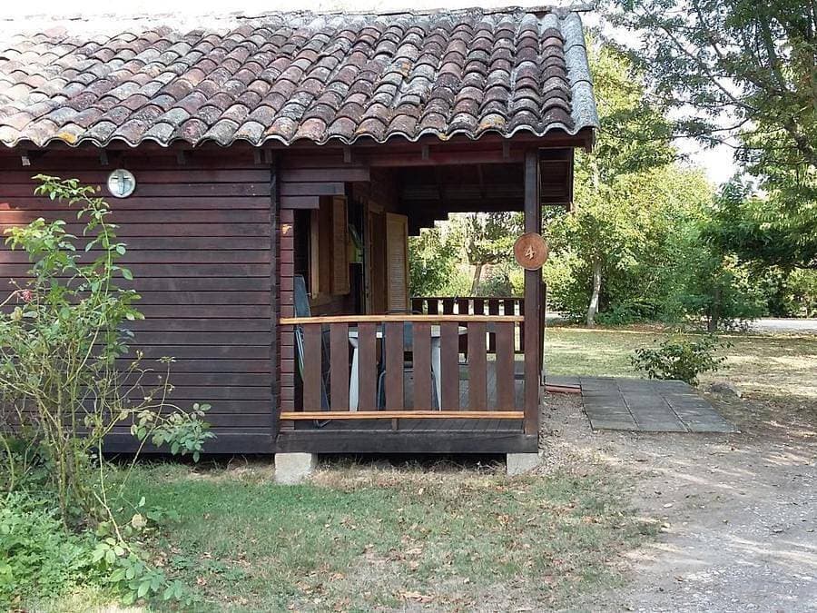 Foto 7 von 45: Les Chalets De Fiolles - Chalet 4 personen - Chalet Pmr Confort - 1 Schlafzimmer - Klimaanlage - TV - BBQ - Reinigung* - 35m2 + überdachte Terrasse von 14m2