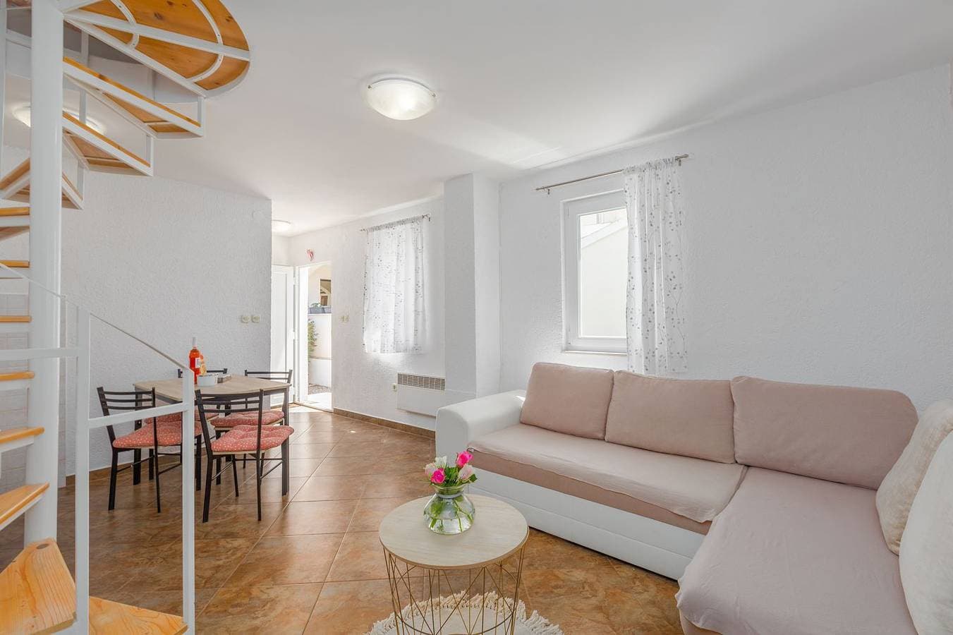 Foto 3 von 14: Besonderes Apartment mit eigener Galerie im Dachgeschoss - nur wenige Minuten zum Strand