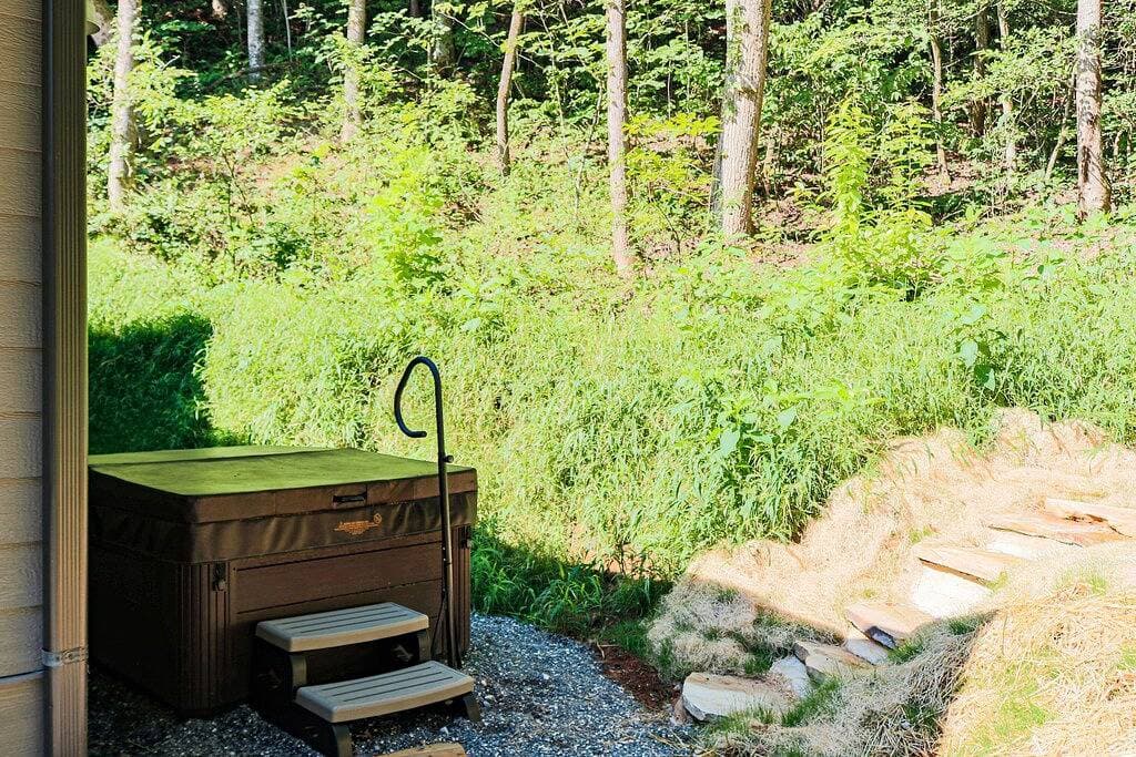 Foto 13 von 22: Modern Smoky Mtn Cabin w/ Hot Tub & Fire Pit | Near Bryson City