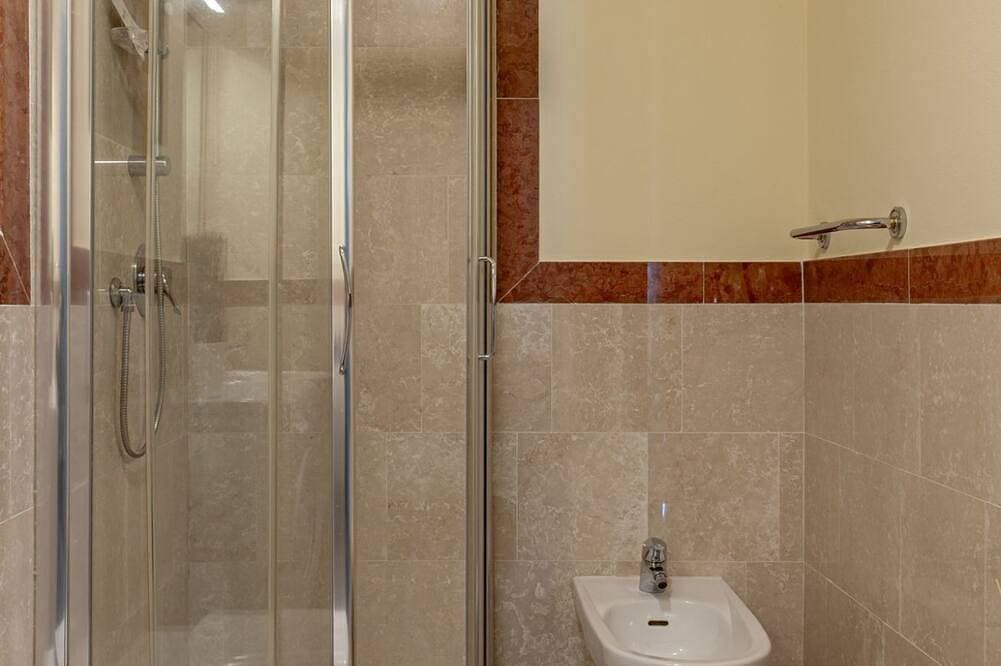 Foto 11 von 20: The recently renovated apartment is a small gem, perfect for two guests. The interiors are modern, thoughtfully designed, and finished with great attention to detail to ensure maximum comfort. It features a cozy double bedroom, a bright living area with