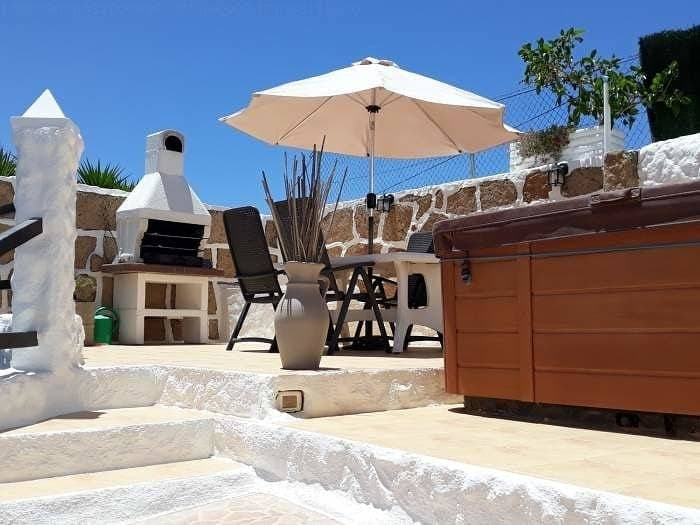 Ferienhaus mit Jacuzzi und Terrasse 1