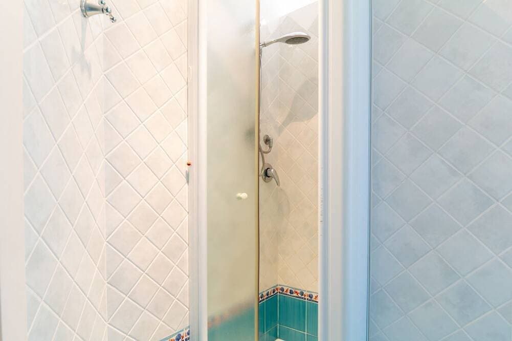 Foto 9 von 22: Diese gemütliche Wohnung befindet sich im Herzen von Torregrande, nur wenige Meter vom Strand entfernt, in einer Wohnanlage direkt am Meer und ist die ideale Lösung für einen entspannten Urlaub auf Sardinien. Die Unterkunft liegt nicht direkt zur Meer