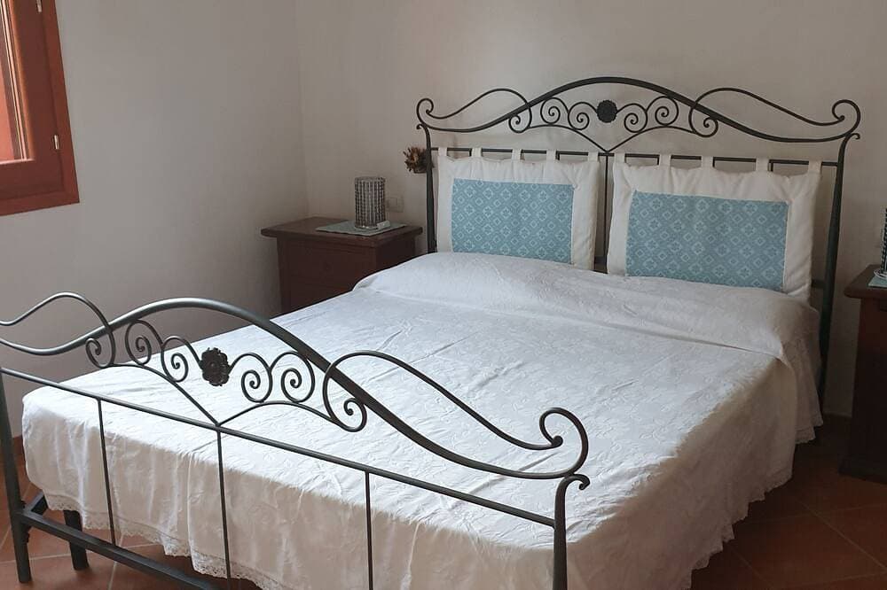 Foto 2 von 19: Very close to the Cinta beach house with large lawn garden.